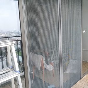 Cửa đi lưới xếp có ray