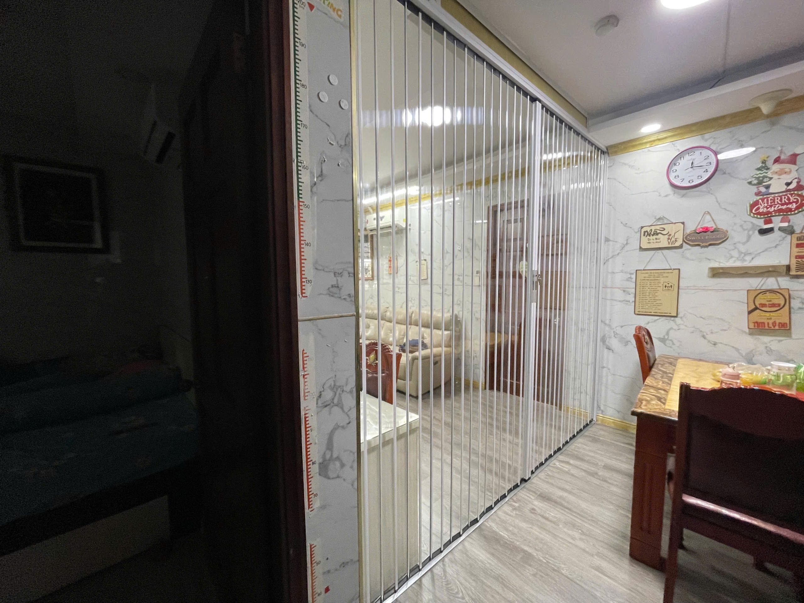 xep la nhua trong suot blank